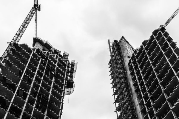 vista-de-angulo-bajo-de-la-grua-por-el-edificio-contra-el-cielo